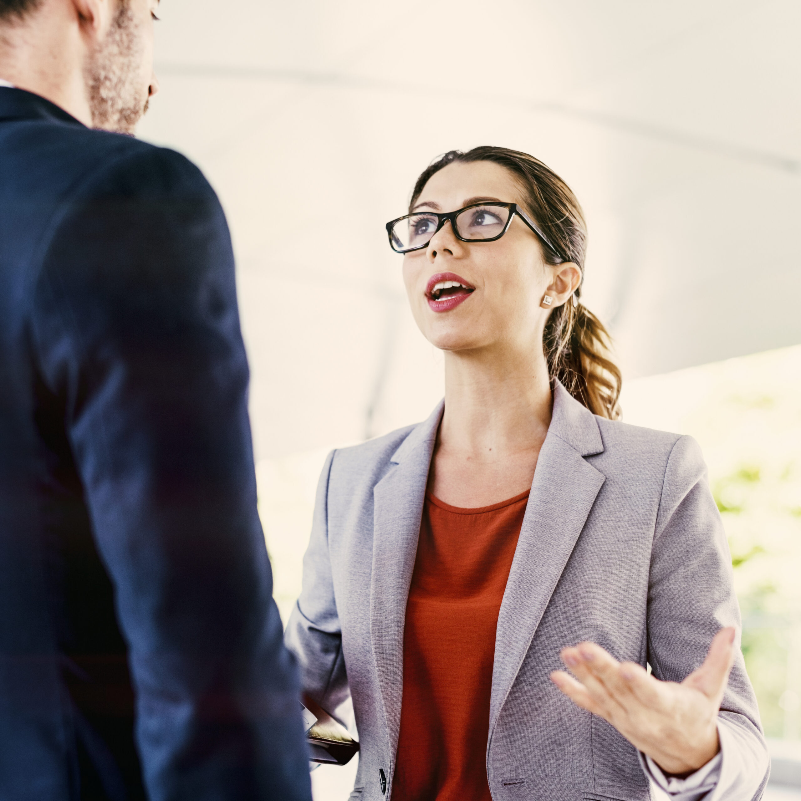 Socio abandonando la empresa socio discutiendo con otro socio