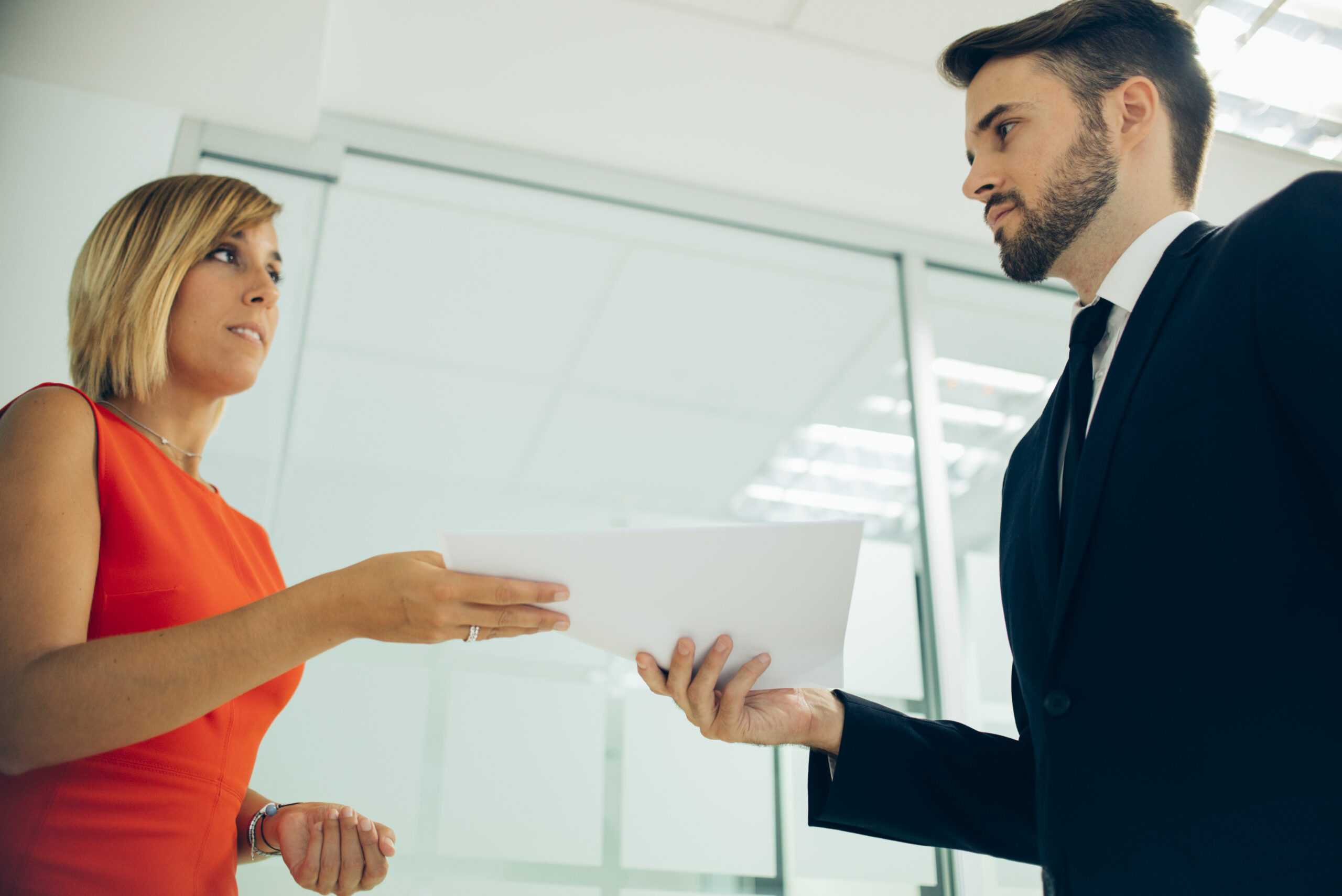 Socio abandonando la empresa Socio hablando con socio